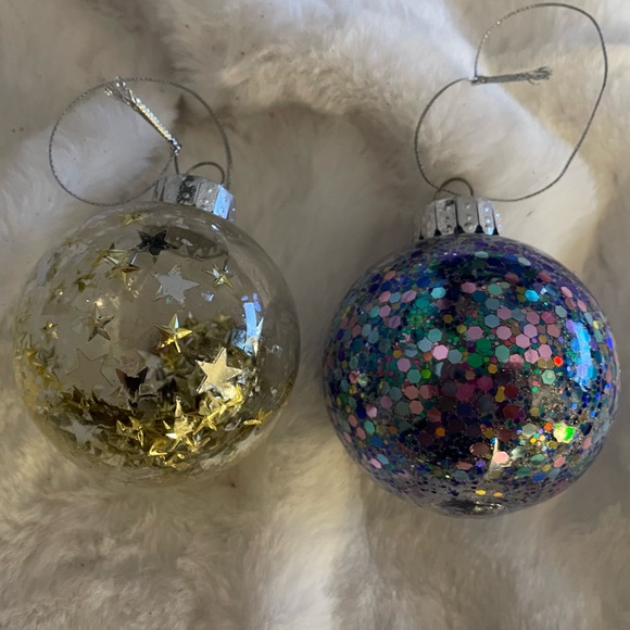 2 Christmas Ornaments. One glittery ornament the 2nd is a clear with gold ⭐️ - Picture 4 of 4